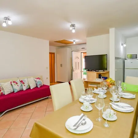 Apartment Apartman U Centru Grada Pag Town